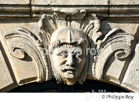 MASCARON SUR LINTEAU  DE PORTE, QUAI DE RICHELIEU, BORDEAUX, GIRONDE. (33F24134.jpg)