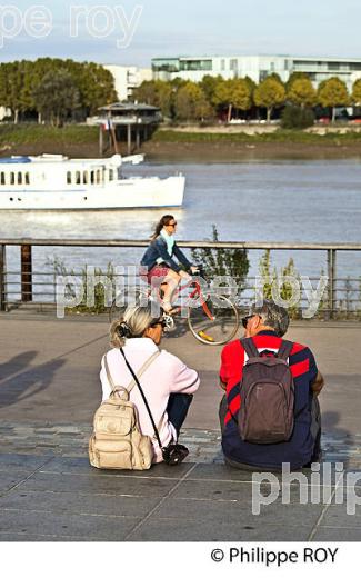 PROMENADE ,  QUAIS DE LA GARONNE ,  PORT DE LA LUNE, VILLE DE BORDEAUX, GIRONDE. (33F24138.jpg)