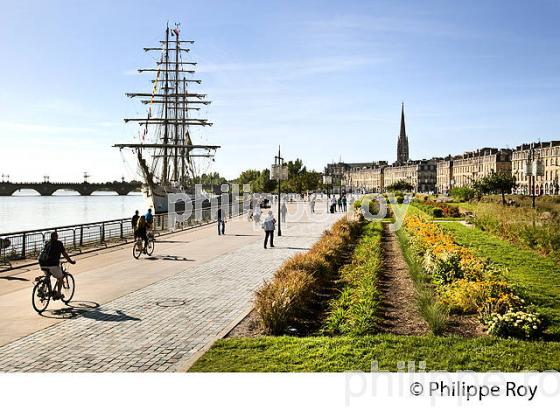 LESJARDIN SUR LES  QUAIS DE LA GARONNE ET LE PORT DE LA LUNE, VILLE DE BORDEAUX, GIRONDE. (33F24209.jpg)