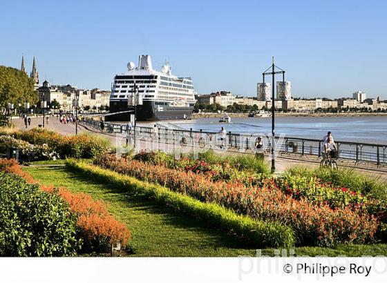BATEAU DE CROISIERE ET AMENAGEMENT DES  QUAIS DE LA GARONNE, PORT DE LA LUNE, VILLE DE BORDEAUX. (33F24210.jpg)