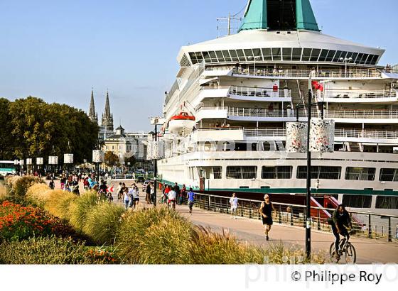 BATEAU DE CROISIERE ET AMENAGEMENT DES  QUAIS DE LA GARONNE, PORT DE LA LUNE, VILLE DE BORDEAUX. (33F24212.jpg)
