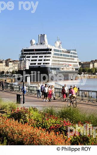 BATEAU DE CROISIERE ET AMENAGEMENT DES  QUAIS DE LA GARONNE, PORT DE LA LUNE, VILLE DE BORDEAUX. (33F24215.jpg)