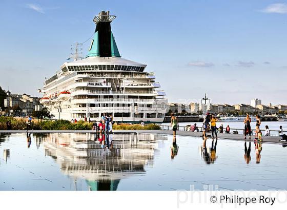 LE MIROIR D' EAU , ET BATEAU DE CROISIERE,  QUAIS DE LA GARONNE,  PORT DE LA LUNE, VILLE DE BORDEAUX. (33F24219.jpg)