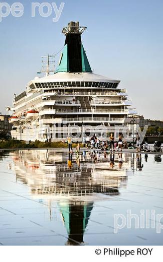 LE MIROIR D' EAU , ET BATEAU DE CROISIERE,  QUAIS DE LA GARONNE,  PORT DE LA LUNE, VILLE DE BORDEAUX. (33F24221.jpg)