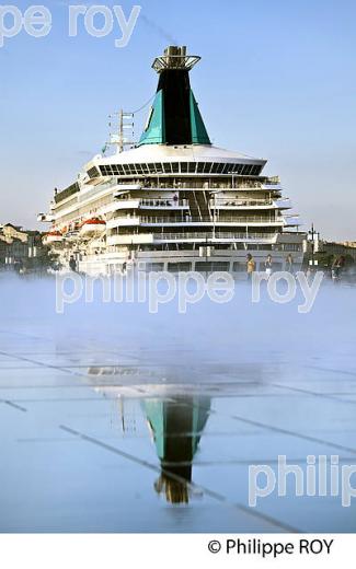 LE MIROIR D' EAU , ET BATEAU DE CROISIERE,  QUAIS DE LA GARONNE,  PORT DE LA LUNE, VILLE DE BORDEAUX. (33F24223.jpg)