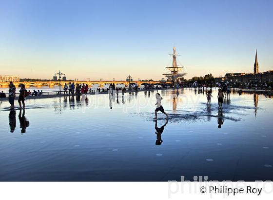 L' HERMIONE ET LE MIROIR D' EAU ,  PLACE DE LA BOURSE,  PORT DE LA LUNE, VILLE DE BORDEAUX, GIRONDE. (33F24224.jpg)