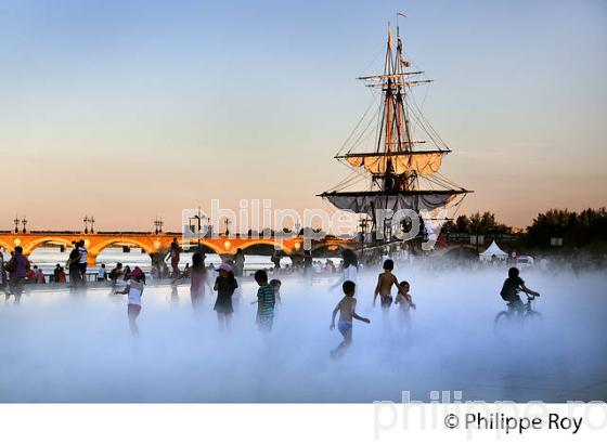 L' HERMIONE ET LE MIROIR D' EAU ,  PLACE DE LA BOURSE,  PORT DE LA LUNE, VILLE DE BORDEAUX, GIRONDE. (33F24228.jpg)