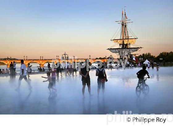 L' HERMIONE ET LE MIROIR D' EAU ,  PLACE DE LA BOURSE,  PORT DE LA LUNE, VILLE DE BORDEAUX, GIRONDE. (33F24230.jpg)
