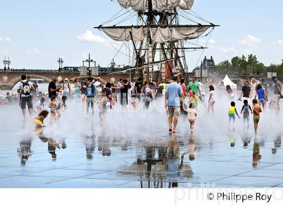 L' HERMIONE ET LE MIROIR D' EAU ,  PLACE DE LA BOURSE,  PORT DE LA LUNE, VILLE DE BORDEAUX, GIRONDE. (33F24231.jpg)