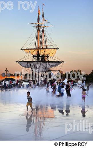 L' HERMIONE ET LE MIROIR D' EAU ,  PLACE DE LA BOURSE,  PORT DE LA LUNE, VILLE DE BORDEAUX, GIRONDE. (33F24234.jpg)