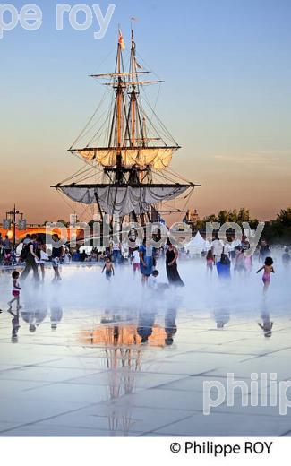 L' HERMIONE ET LE MIROIR D' EAU ,  PLACE DE LA BOURSE,  PORT DE LA LUNE, VILLE DE BORDEAUX, GIRONDE. (33F24235.jpg)