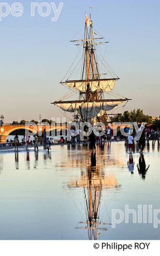 L' HERMIONE ET LE MIROIR D' EAU ,  PLACE DE LA BOURSE,  PORT DE LA LUNE, VILLE DE BORDEAUX, GIRONDE. (33F24236.jpg)