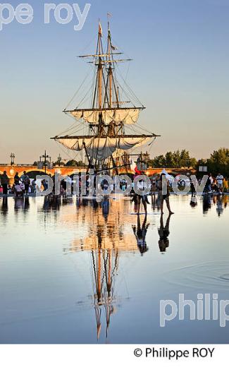 L' HERMIONE ET LE MIROIR D' EAU ,  PLACE DE LA BOURSE,  PORT DE LA LUNE, VILLE DE BORDEAUX, GIRONDE. (33F24239.jpg)