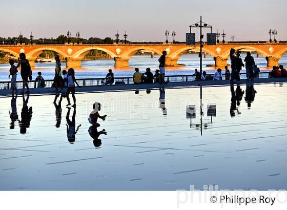 LE MIROIR D' EAU ,  PLACE DE LA BOURSE,  PORT DE LA LUNE, VILLE DE BORDEAUX. (33F24305.jpg)