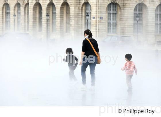 LE MIROIR D' EAU ,  PLACE DE LA BOURSE,  PORT DE LA LUNE, VILLE DE BORDEAUX. (33F24307.jpg)