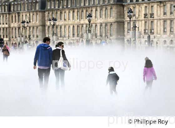 LE MIROIR D' EAU ,  PLACE DE LA BOURSE,  PORT DE LA LUNE, VILLE DE BORDEAUX. (33F24308.jpg)