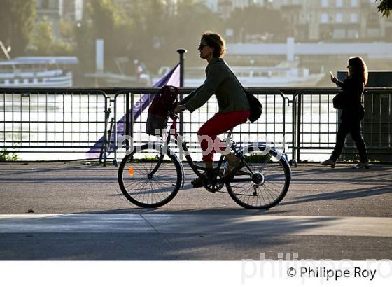 PROMENADE EN VELO SUR LES  QUAIS DE LA GARONNE ,  PORT DE LA LUNE, VILLE DE BORDEAUX. (33F24313.jpg)