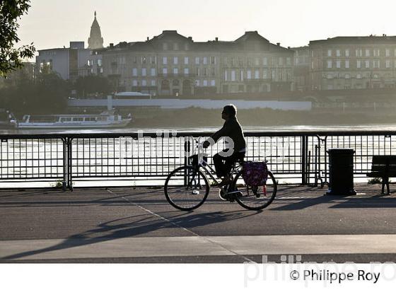 PROMENADE EN VELO SUR LES  QUAIS DE LA GARONNE ,  PORT DE LA LUNE, VILLE DE BORDEAUX. (33F24314.jpg)