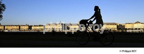 PROMENADE EN VELO SUR LES  QUAIS DE LA GARONNE ,  PORT DE LA LUNE, VILLE DE BORDEAUX. (33F24316.jpg)