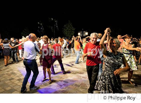 ANIMATION DANSE  SUR LES QUAIS DE LA GARONNE ,  PORT DE LA LUNE, VILLE DE BORDEAUX. (33F24320.jpg)