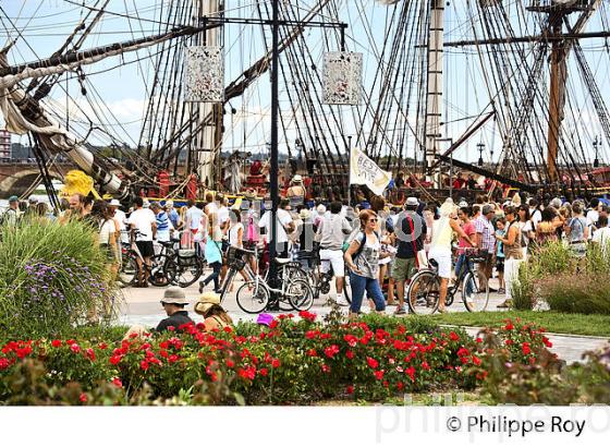 L' HERMIONE ET VISITEURS ,  QUAIS DE LA GARONNE ,  PORT DE LA LUNE, VILLE DE BORDEAUX. (33F24321.jpg)