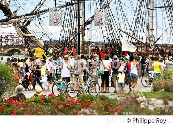 L' HERMIONE ET VISITEURS ,  QUAIS DE LA GARONNE ,  PORT DE LA LUNE, VILLE DE BORDEAUX. (33F24322.jpg)