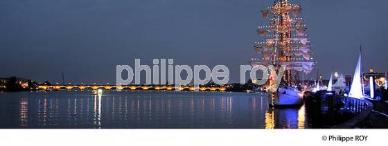 LA GARONNE ,LE PONT DE PIERRE  ET  VOILIER ECOLE, CUAUHTEMOC, FETE DU FLEUVE , BORDEAUX, GIRONDE. (33F24323.jpg)