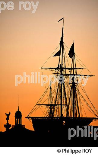 L' HERMIONE , FACADE  DES QUAIS, LA GARONNE, PORT DE LA LUNE, VILLE DE BORDEAUX, GIRONDE. (33F24411.jpg)