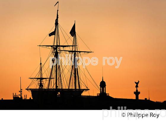 L' HERMIONE , FACADE  DES QUAIS, LA GARONNE, PORT DE LA LUNE, VILLE DE BORDEAUX, GIRONDE. (33F24413.jpg)