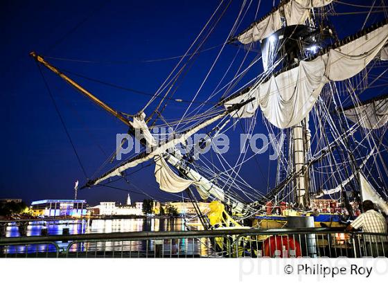 L' HERMIONE , FACADE  DES QUAIS, LA GARONNE, PORT DE LA LUNE, VILLE DE BORDEAUX, GIRONDE. (33F24419.jpg)