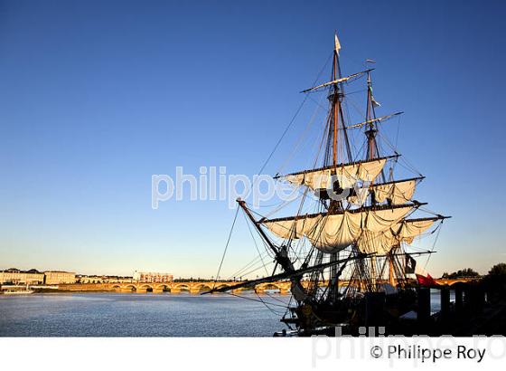 L' HERMIONE , FACADE  DES QUAIS, LA GARONNE, PORT DE LA LUNE, VILLE DE BORDEAUX, GIRONDE. (33F24423.jpg)