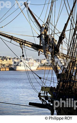 L' HERMIONE , FACADE  DES QUAIS, LA GARONNE, PORT DE LA LUNE, VILLE DE BORDEAUX, GIRONDE. (33F24427.jpg)