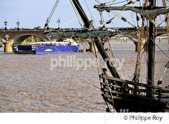 CARAQUE DE MAGELLAN, VIEUX GREEMENT, ET BARGE AIRBUS A 380, LA GARONNE, PORT DE LA LUNE, VILLE DE BORDEAUX. (33F24438.jpg)