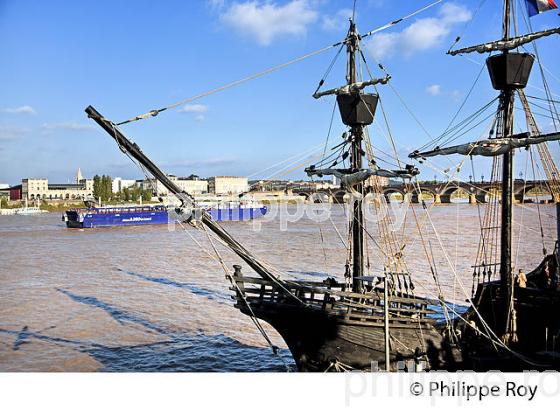 CARAQUE DE MAGELLAN, VIEUX GREEMENT, ET BARGE AIRBUS A 380, LA GARONNE, PORT DE LA LUNE, VILLE DE BORDEAUX. (33F24439.jpg)