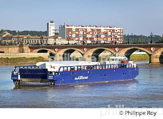 BARGE AIRBUS A 380, SUR  LA GARONNE, PORT DE LA LUNE, VILLE DE BORDEAUX. (33F24505.jpg)