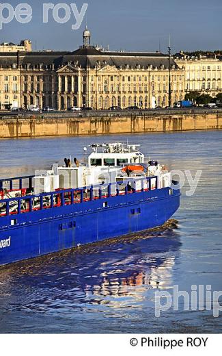 BARGE AIRBUS A 380, SUR  LA GARONNE, PORT DE LA LUNE, VILLE DE BORDEAUX. (33F24509.jpg)