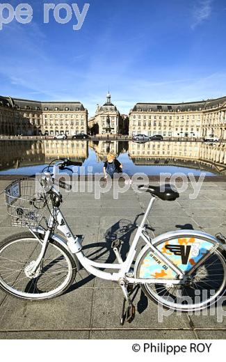 PALAIS ET PLACE DE LA BOURSE, 18 EME SIECLE, ET MIROIR D' EAU,  PORT DE LA LUNE, VILLE DE BORDEAUX. (33F24529.jpg)