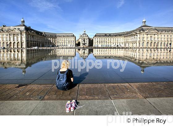 PALAIS ET PLACE DE LA BOURSE, 18 EME SIECLE, ET MIROIR D' EAU,  PORT DE LA LUNE, VILLE DE BORDEAUX. (33F24611.jpg)