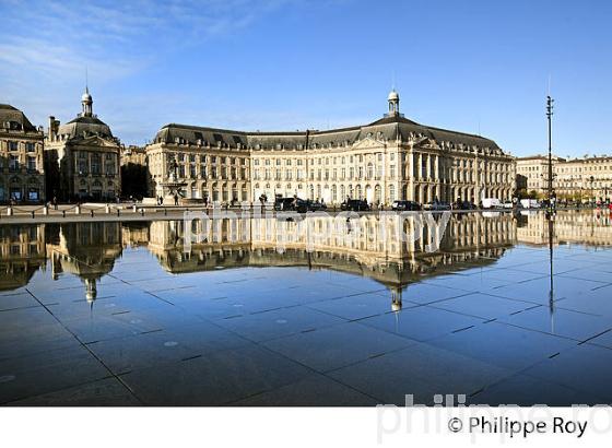 PALAIS ET PLACE DE LA BOURSE, 18 EME SIECLE, ET MIROIR D' EAU,  PORT DE LA LUNE, VILLE DE BORDEAUX. (33F24614.jpg)