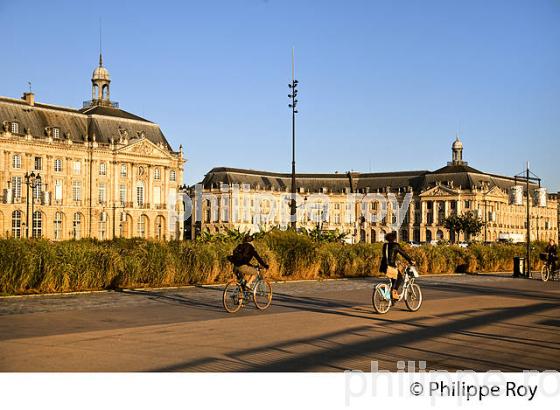 PALAIS  DE LA BOURSE, 18 EME SIECLE, ET PROMENADE DES QUAIS,   PORT DE LA LUNE, VILLE DE BORDEAUX. (33F24617.jpg)