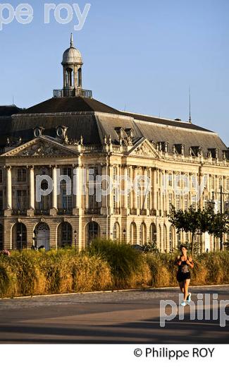 PALAIS  DE LA BOURSE, 18 EME SIECLE, ET PROMENADE DES QUAIS,   PORT DE LA LUNE, VILLE DE BORDEAUX. (33F24631.jpg)