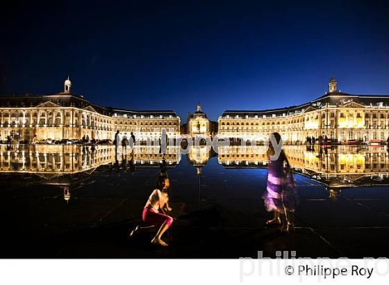 LA PLACE DE LA BOURSE, ET LE MIROIR D' EAU ,  DE NUIT, VILLE DE  BORDEAUX. (33F24717.jpg)