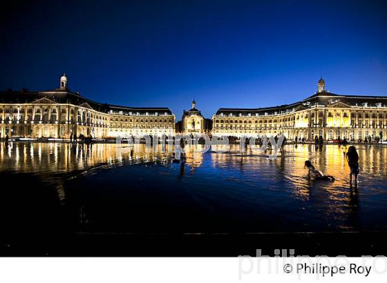 LA PLACE DE LA BOURSE, ET LE MIROIR D' EAU ,  DE NUIT, VILLE DE  BORDEAUX. (33F24722.jpg)