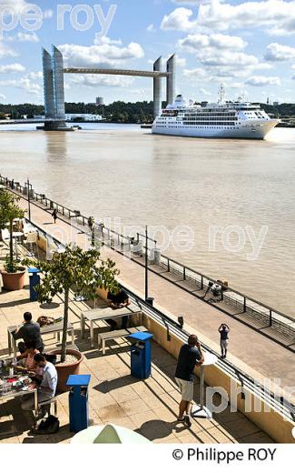 PROMENADE ,  QUAIS DE BACALAN, LA GARONNE,  PORT DE LA LUNE, VILLE DE BORDEAUX, GIRONDE. (33F24819.jpg)