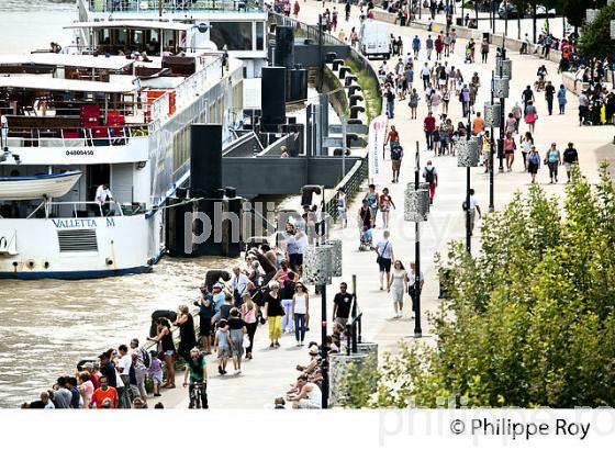 PROMENADE ,  QUAIS DE BACALAN, LA GARONNE,  PORT DE LA LUNE, VILLE DE BORDEAUX, GIRONDE. (33F24827.jpg)