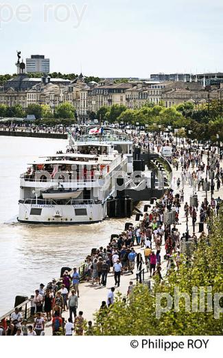 PROMENADE ,  QUAIS DE BACALAN, LA GARONNE,  PORT DE LA LUNE, VILLE DE BORDEAUX, GIRONDE. (33F24832.jpg)