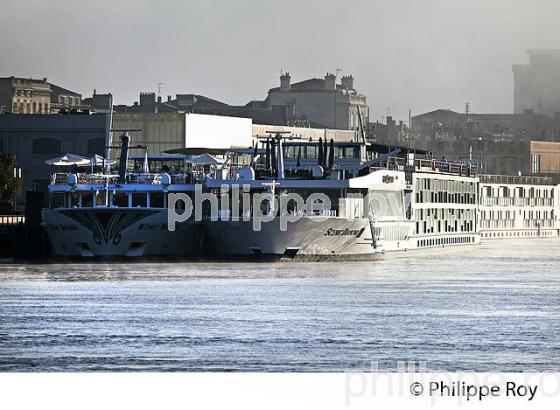 PROMENADE ,  QUAIS DE BACALAN, LA GARONNE,  PORT DE LA LUNE, VILLE DE BORDEAUX, GIRONDE. (33F24836.jpg)