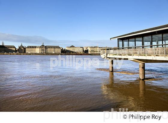 RESTAURANT L' ESTACADE, LA GARONNE , PLACE DE LA BOURSE,  PORT DE LA LUNE, VILLE DE BORDEAUX. (33F24909.jpg)