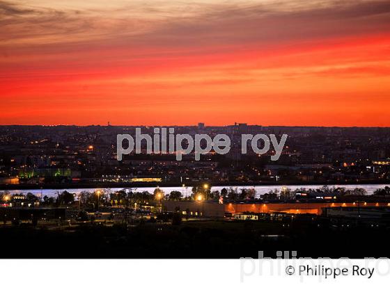 COUCHER DE SOLEIL SUR BORDEAUX DEPUIS  LES HAUTEURS DE BOULIAC, GIRONDE. (33F25730.jpg)