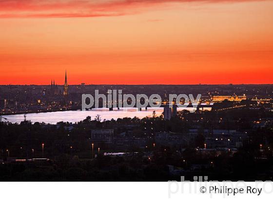 COUCHER DE SOLEIL SUR BORDEAUX DEPUIS  LES HAUTEURS DE BOULIAC, GIRONDE. (33F25731.jpg)